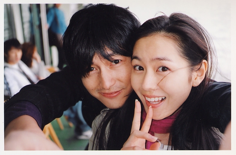 恋爱时一起在街头大笑的两人