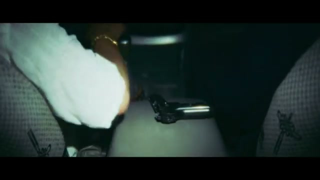 一只手伸向座椅上的黑色手枪