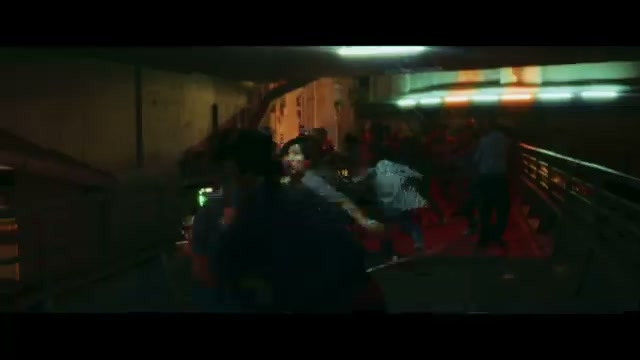 昏暗大厅里两人持枪相对