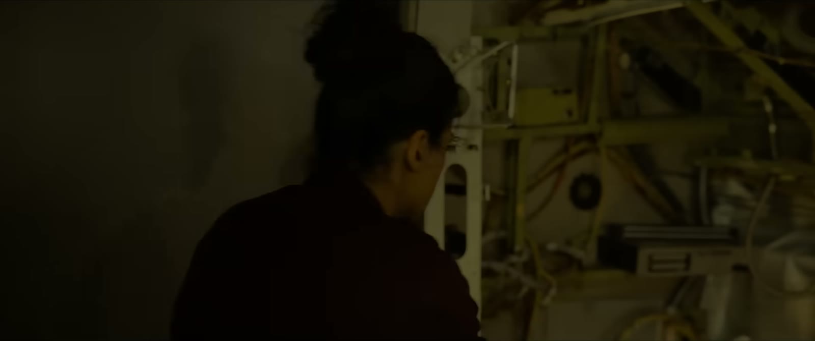 低照度货舱里一名女子背对镜头