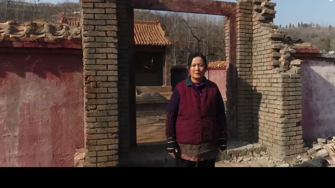 站在院门外目送女儿的母亲