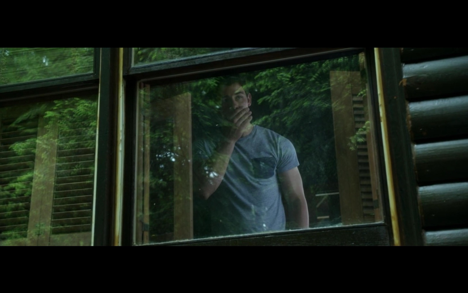 道格隔着窗户看着远处发生的事,神情震惊