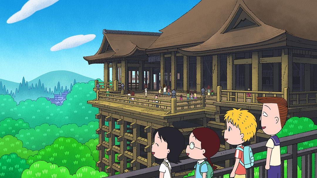 四名孩子站在山间木结构寺院前的栏杆旁