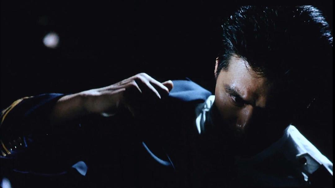 一名制服男子低头整理肩部衣服