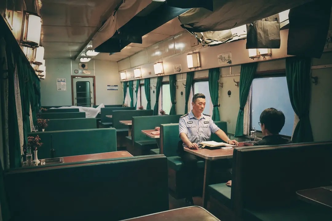 罪途剧照:火车车厢中的乘警何赫与乘客