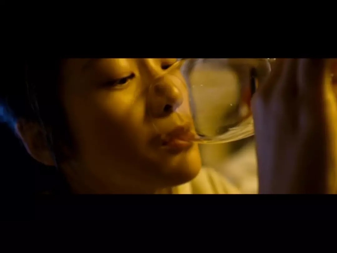被要求敬酒的李玩