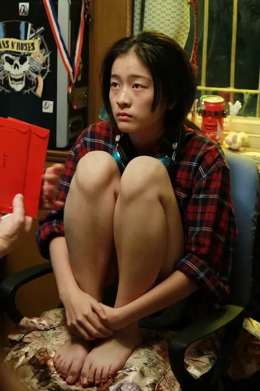 父亲拿钱来哄李玩