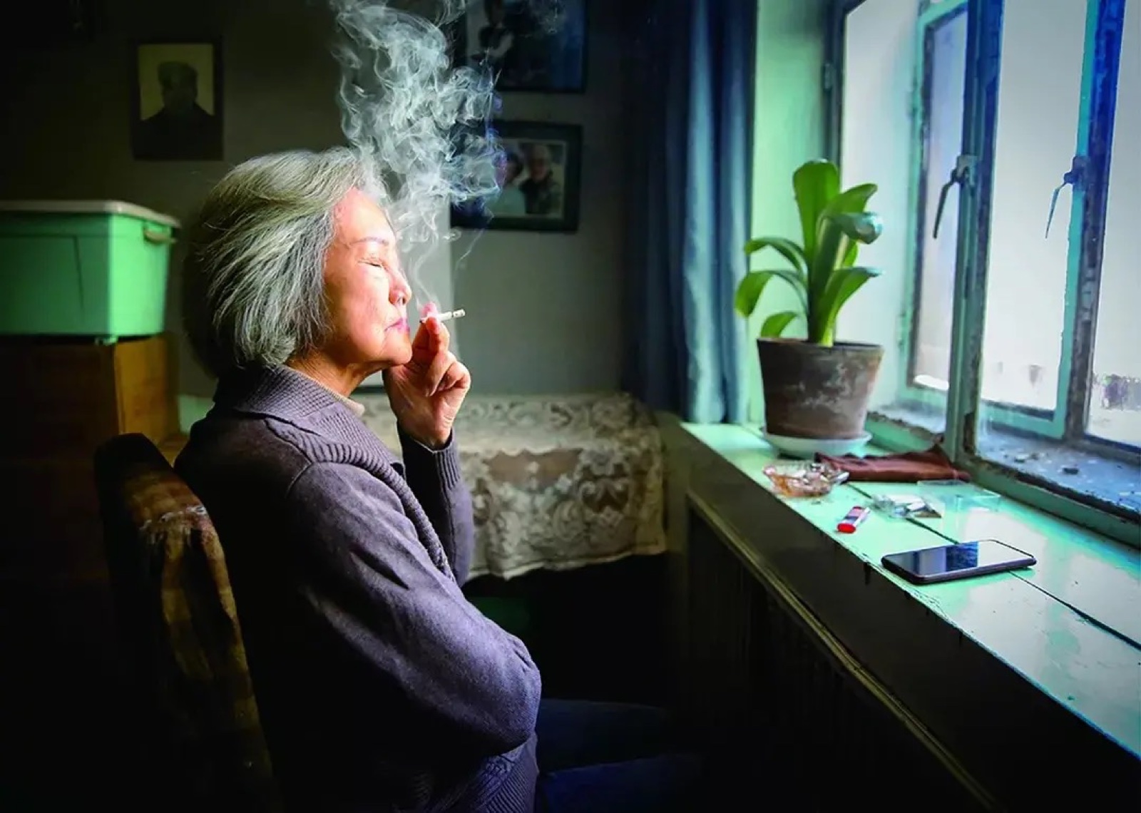 剧照1:赵丽华在老屋里抽烟