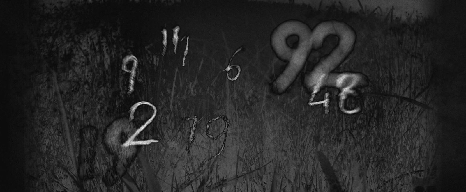 昏暗墙面上散布着多个手写数字