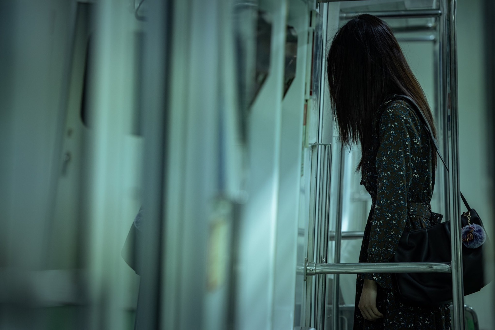 一个长发女人的身影出现在空无一人的列车车厢中