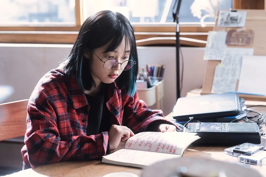 一位女性角色在翻阅资料