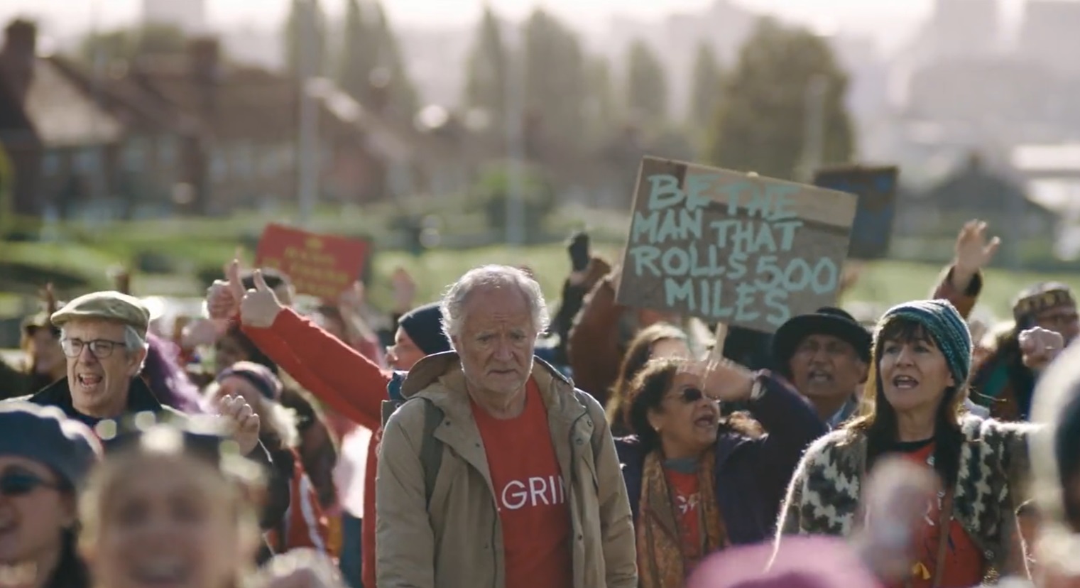 哈罗德站在邮筒前,手里握着那封还没寄出的信