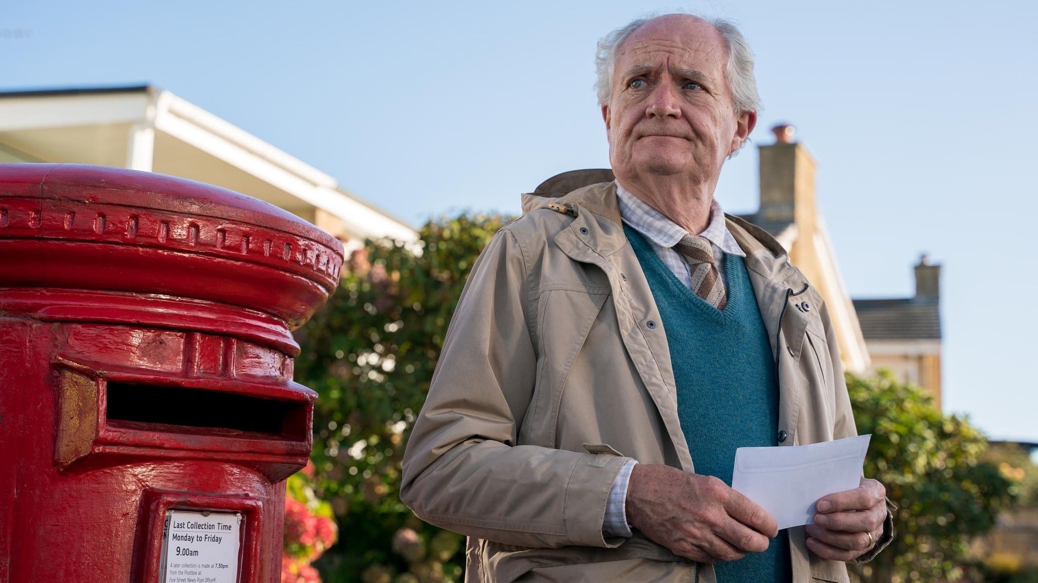 哈罗德与莫琳并肩而坐——两人之间的距离虽近,隔阂却深