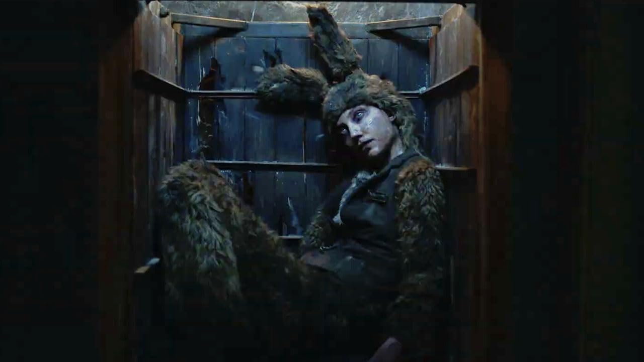 穿毛绒服装的女子侧身倒在狭窄木箱中