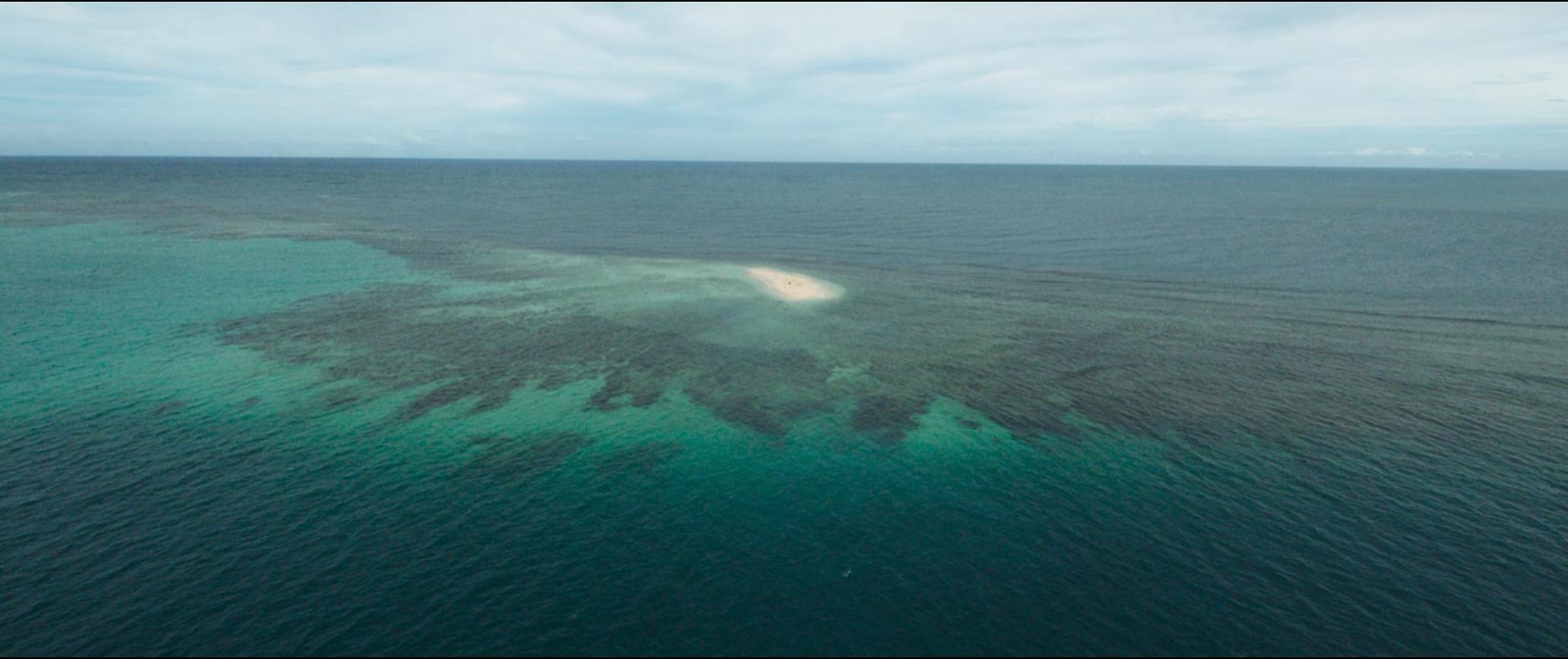 远处海面中央露出一小片沙洲