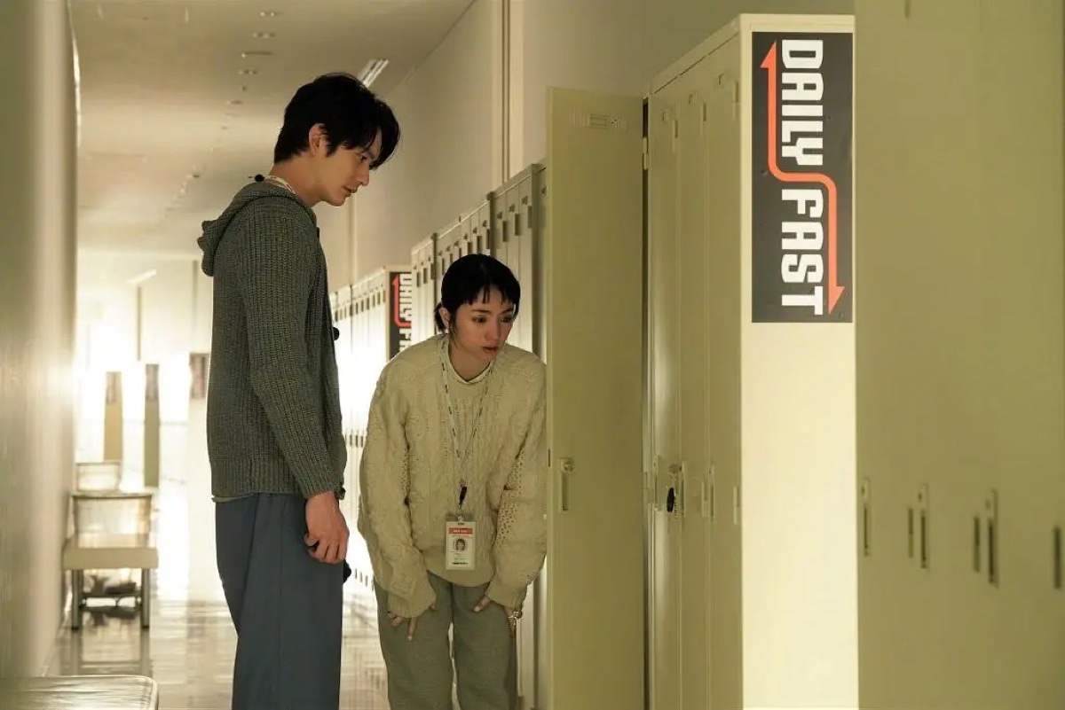 梨本孔带舟渡艾蕾娜来到山崎佑用过的储物柜前