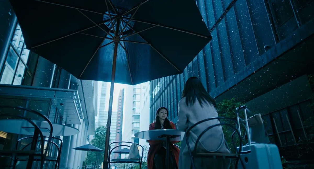 雨中露天座位上的一场对谈
