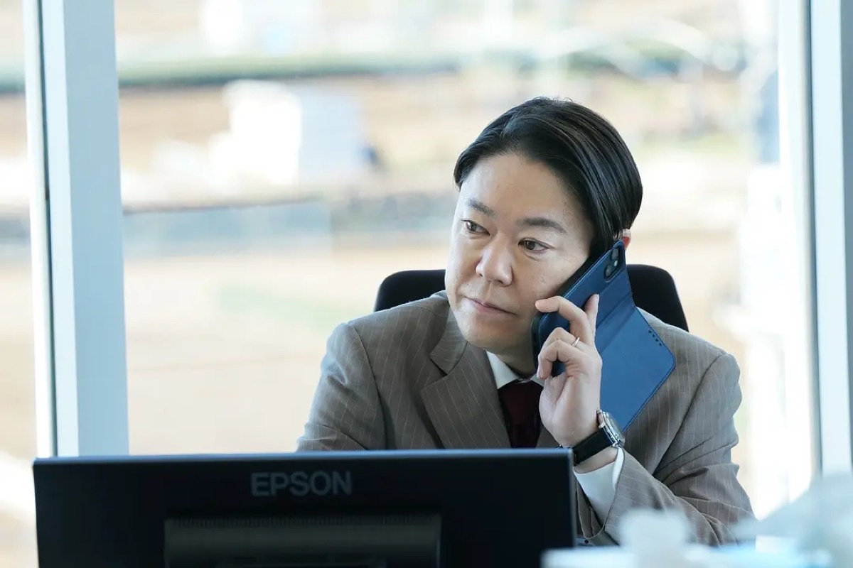 接电话的羊急便关东局局长八木龙平