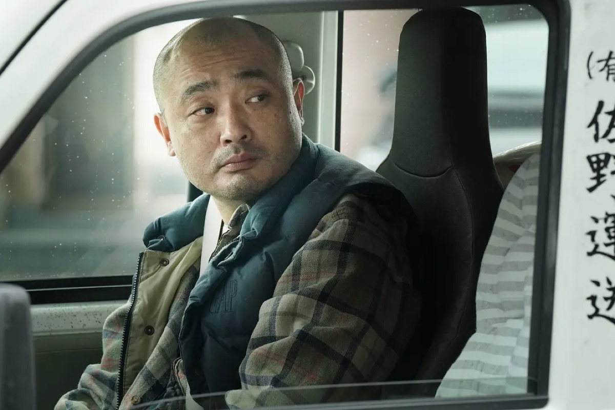 坐在佐野运送货车里的佐野亘