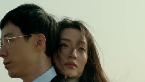 戴眼镜的男子站在长发女子身前