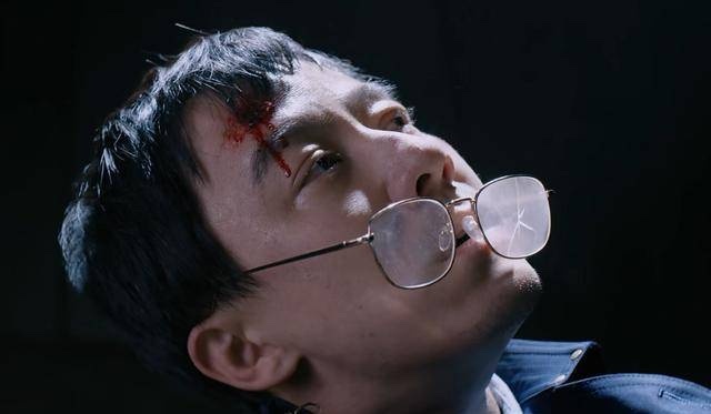 额头带伤的男子仰头靠在椅背上