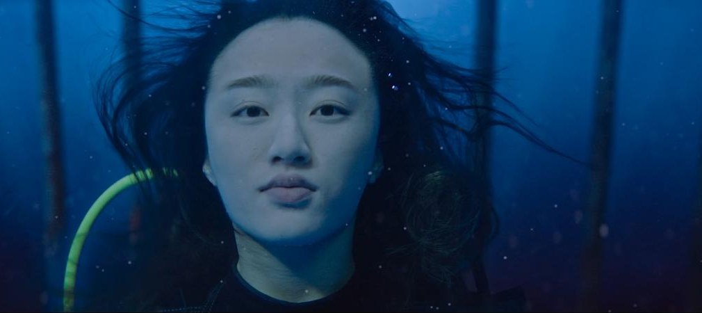 被锁在铁笼里的李木子在水下等待救援