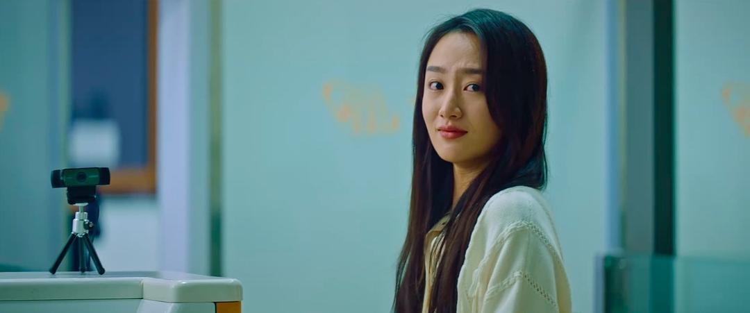 李木子在室内回头望向身后
