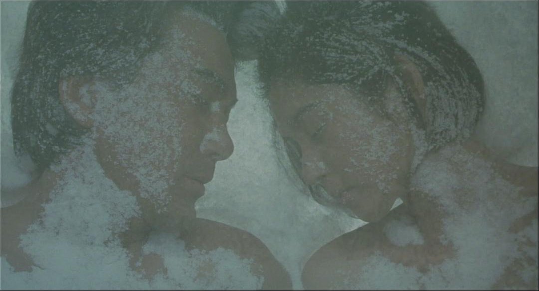 覆着雪花影像的一男一女侧脸彼此相对