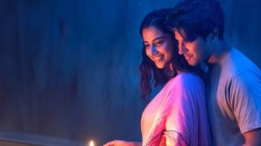 Baskhar 和 Sumathi 在烛光旁相拥