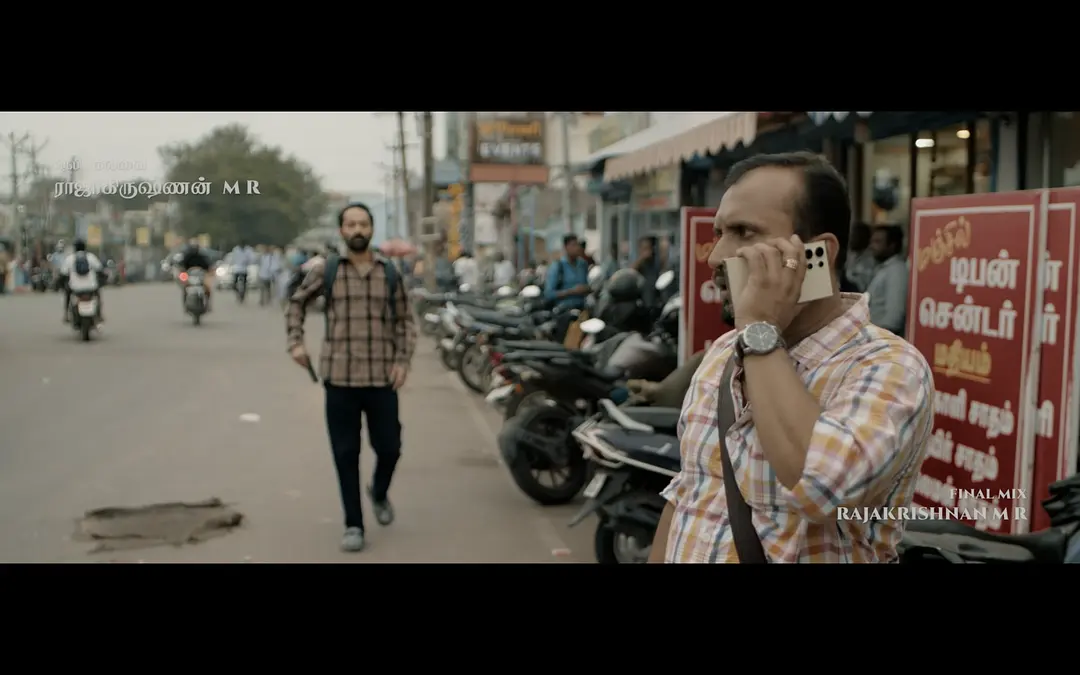 两人骑着摩托车行驶在泰米尔纳德邦的公路上