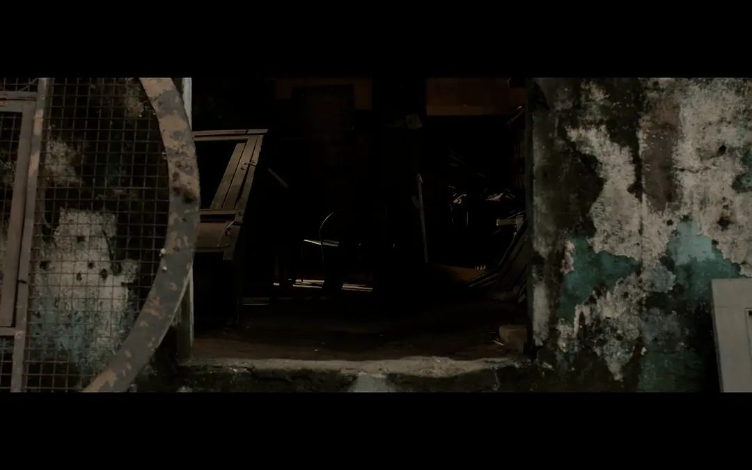 维拉在路边摊位前，表情从茫然突然变得锐利