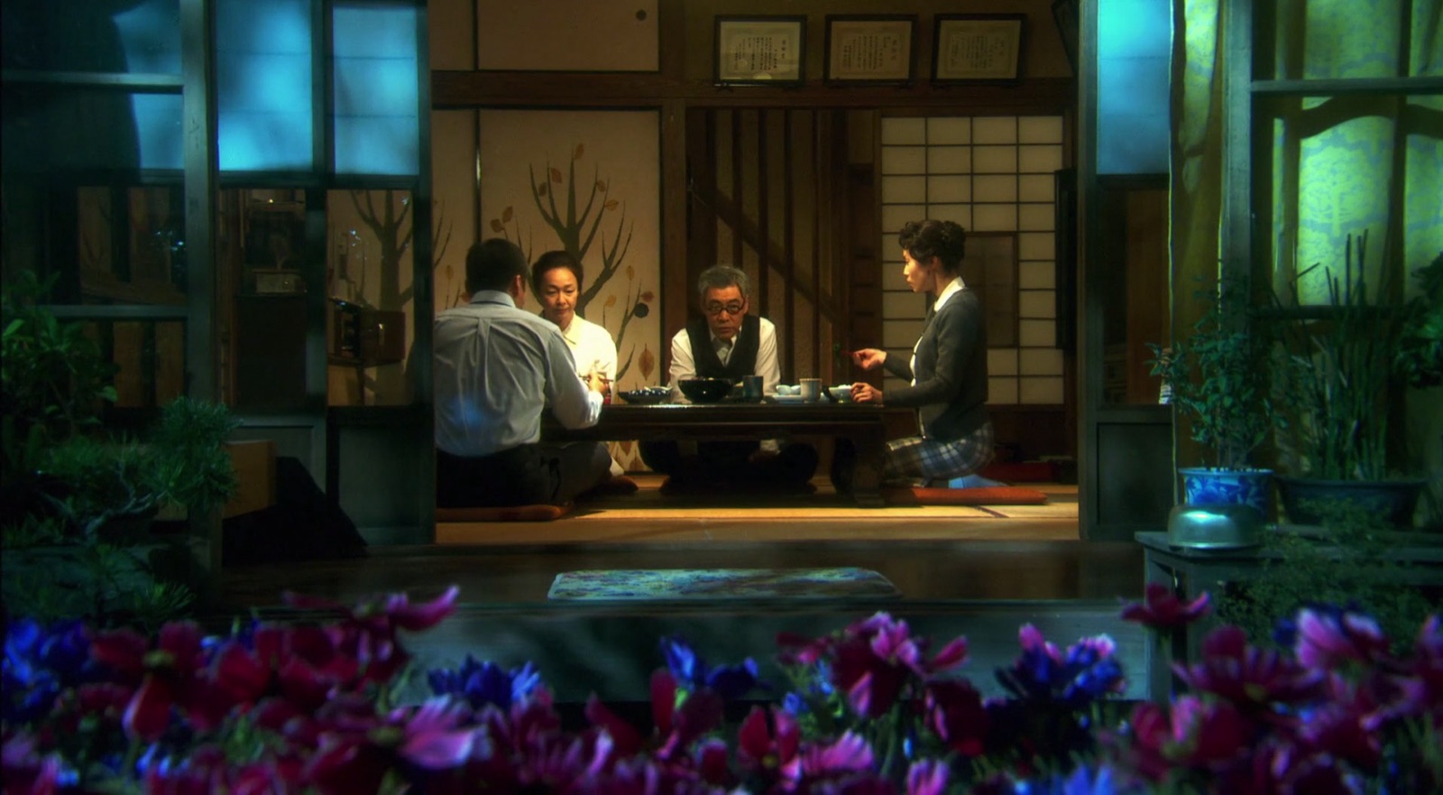 松子的家人围坐在传统日式房屋中
