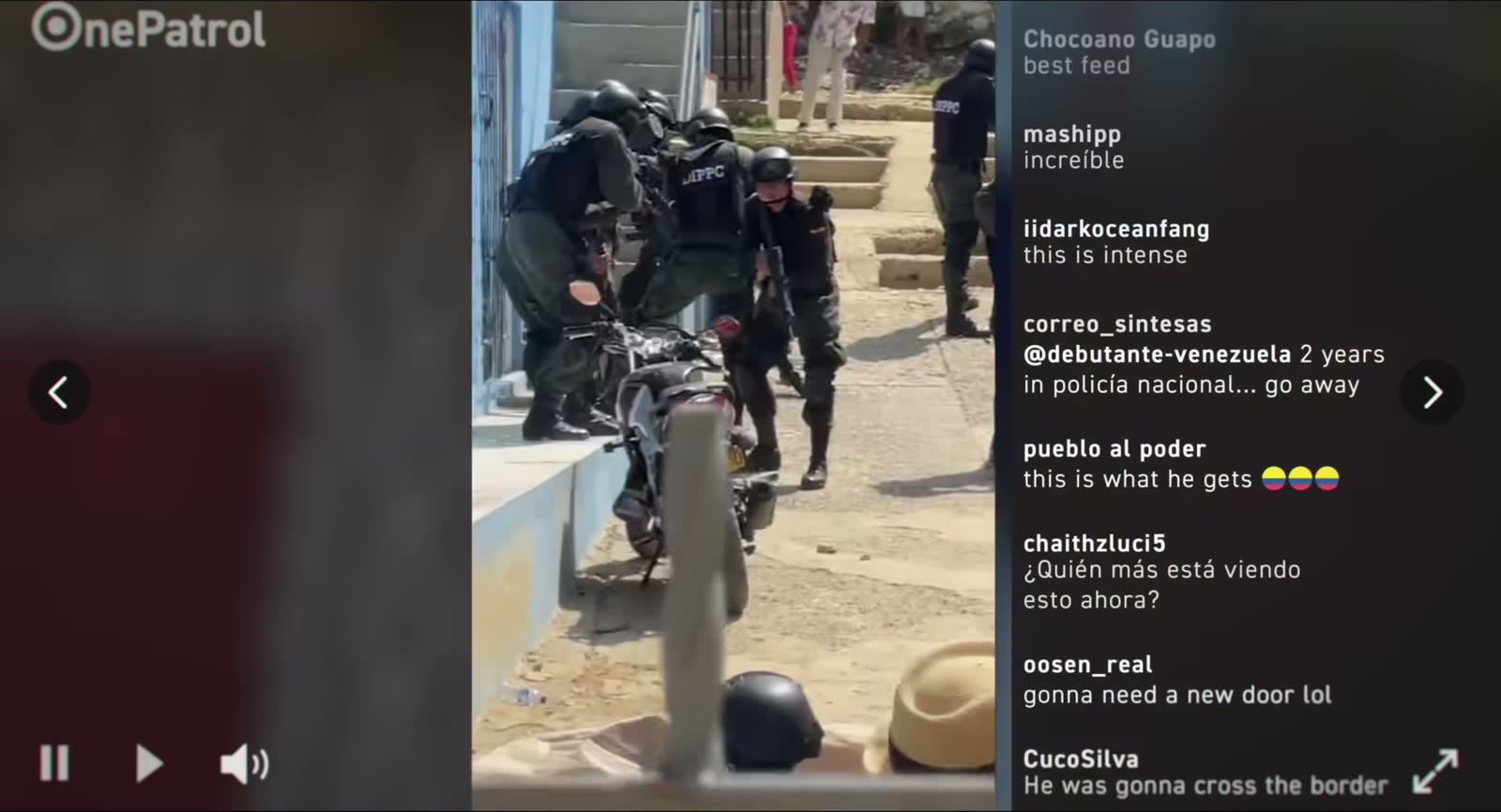 直播画面中多名警察聚集在摩托车旁