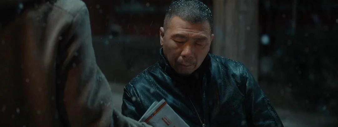 雨夜里，六爷低头接过小飞女友递来的白色袋子