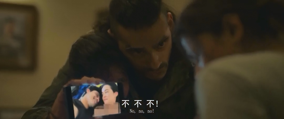 男子俯身举起手机，屏幕上显示一男一女的合照