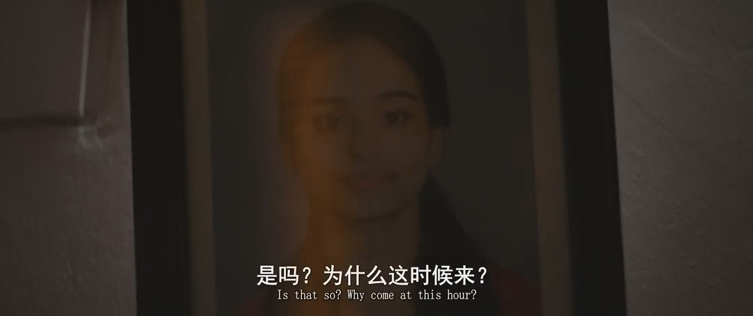 一名年轻女子隔着玻璃看向镜头前方