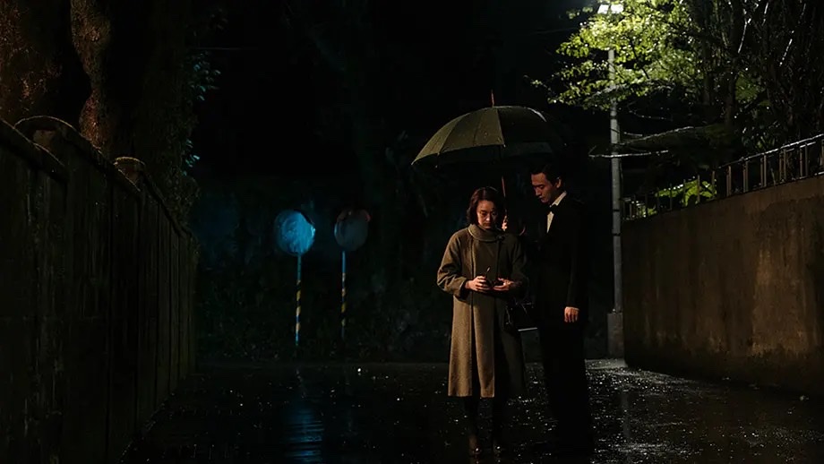 雨夜里,廖泰来撑伞陪在初恋杨君眉身旁