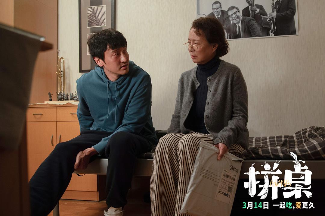 陆拾谷与母亲坐在家中交谈