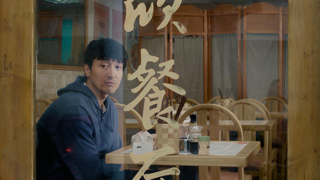 陆拾谷独自坐在餐馆窗边