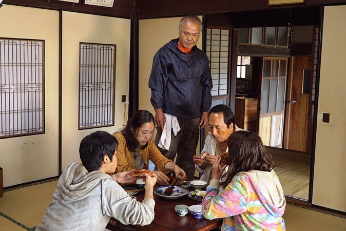铃木一家与两位老人围坐在矮桌旁吃饭
