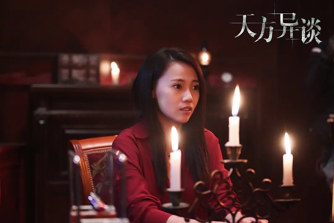 女子在杂货店的烛光中讲述自己的故事