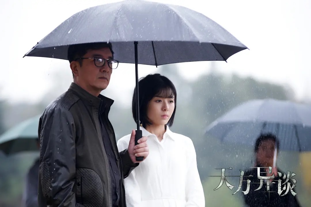 女孩和父亲在雨中