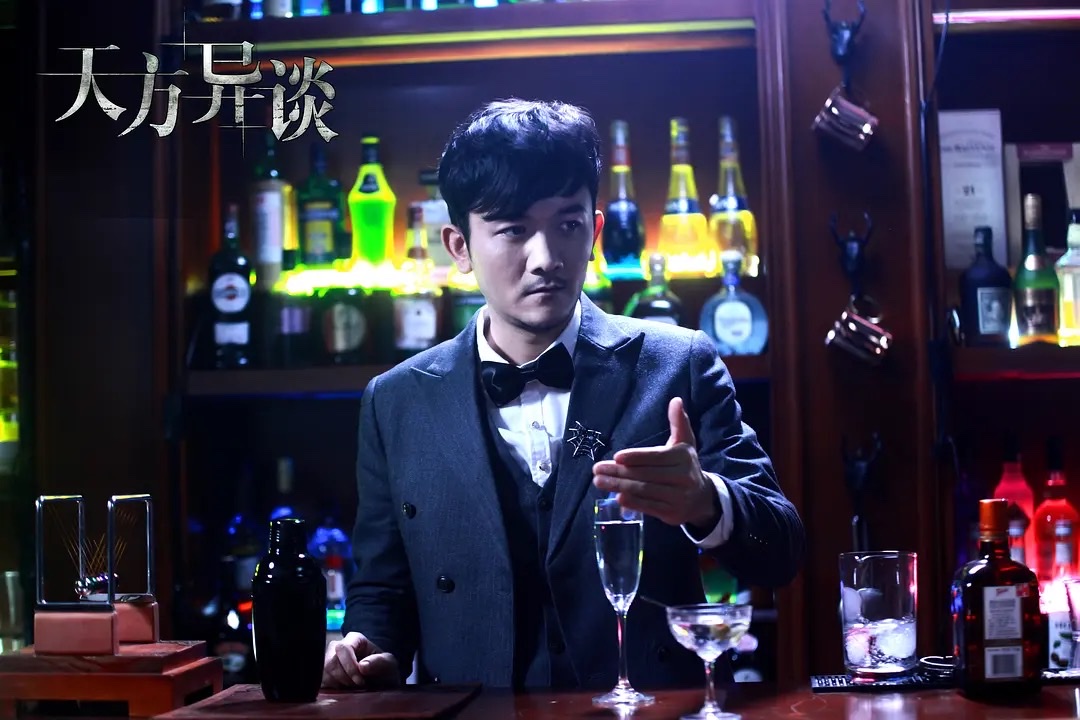 酒保站在吧台后调酒