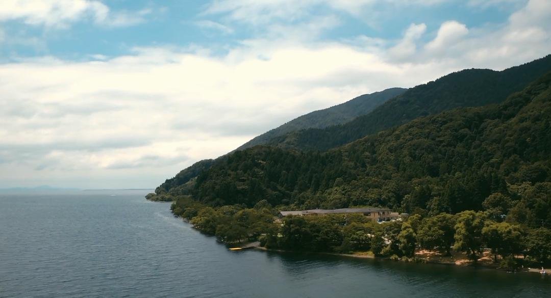 湖面与山林沿岸延伸到远处