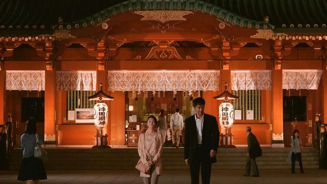 一男一女夜间走过神社前