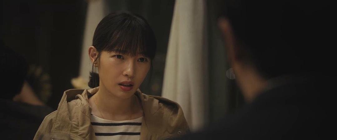 一名穿条纹上衣的女子在餐桌前说话