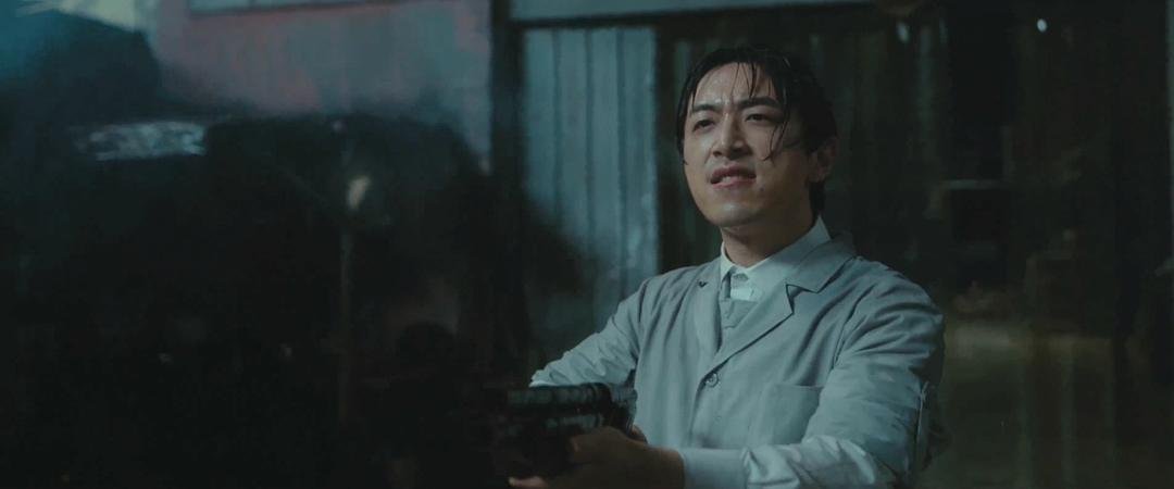 一名穿浅色衬衫的男子双手持枪