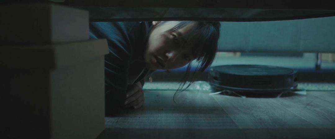 一名女子趴低身体查看床底