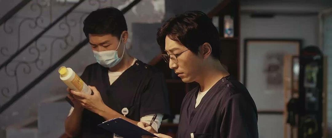 两名男子戴手套查看一只瓶子