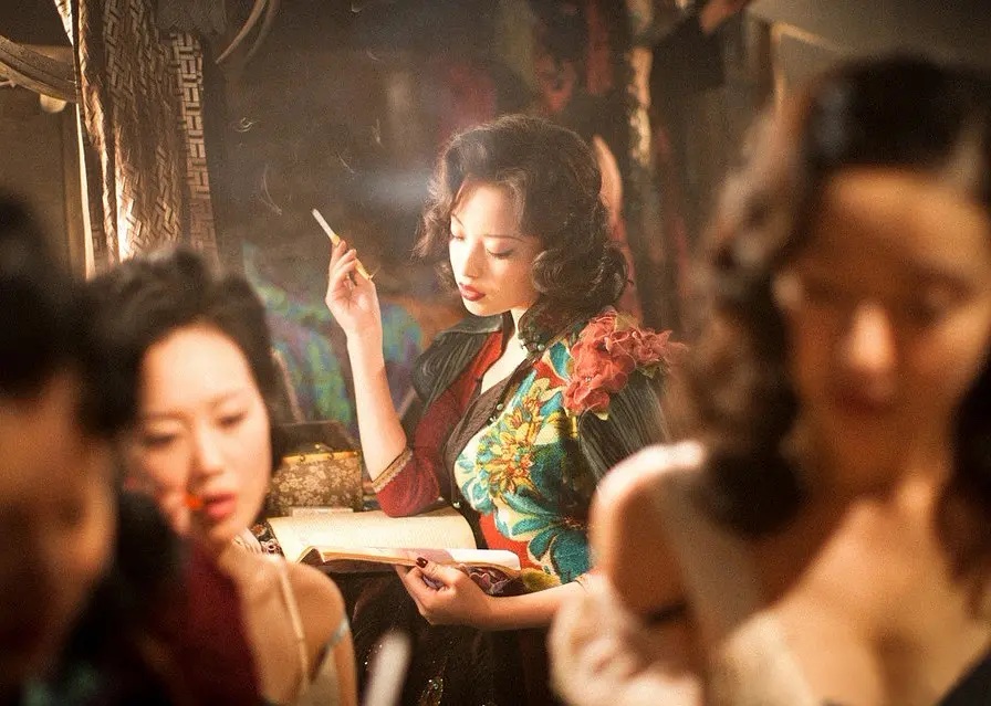Yu Mo reading